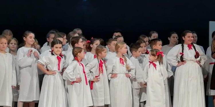 U bjelovarskoj kulturnoj večeri dvije predstave i dječji folklor
