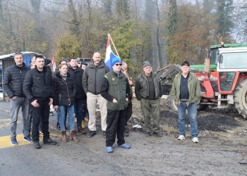 Ovi ljudi žive od svinja, od poljoprivrede, a nažalost Vlada živi od svih nas