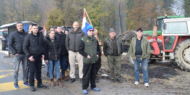 Ovi ljudi žive od svinja, od poljoprivrede, a nažalost Vlada živi od svih nas