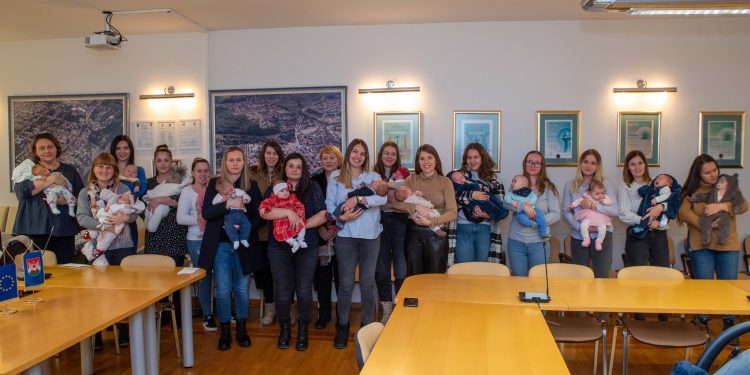 Gradski novčani poticaji natalitetu