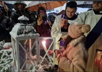 Upaljena prva adventska svijeća