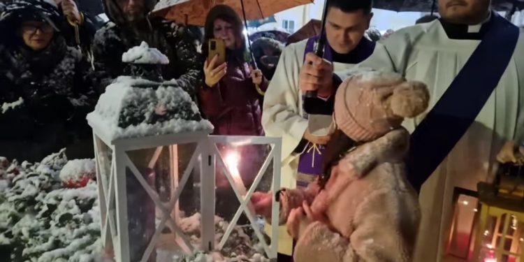 Upaljena prva adventska svijeća