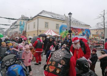 Veselo u središtu Bjelovaru na tradicionalnom kićenju božićnog drvca