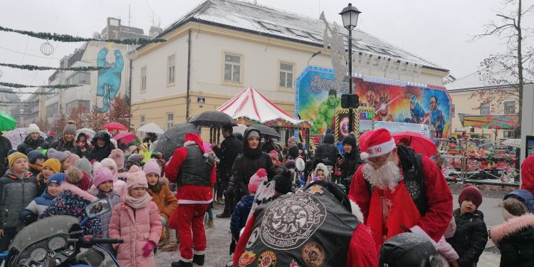 Veselo u središtu Bjelovaru na tradicionalnom kićenju božićnog drvca