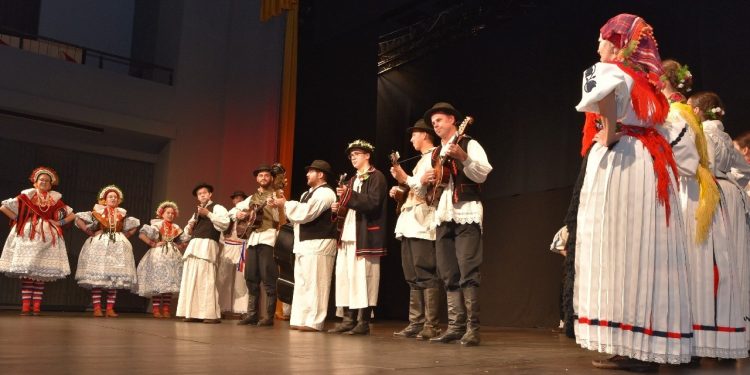 Moda koja ne prolazi, revija narodnih nošnji