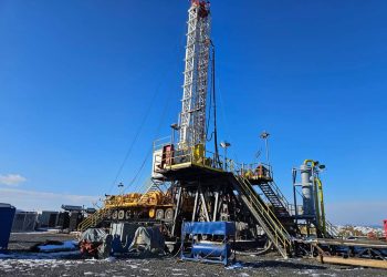 Toranj spreman za bušenje, čekaju se cijevi