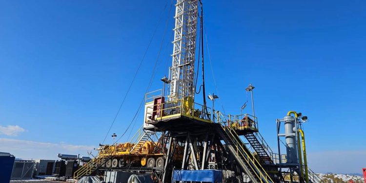 Toranj spreman za bušenje, čekaju se cijevi