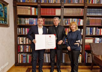 Nadbiskup Vukšić uručio gradonačelniku Hrebaku Povelju za dugogodišnju suradnju s Gradom Bjelovarom