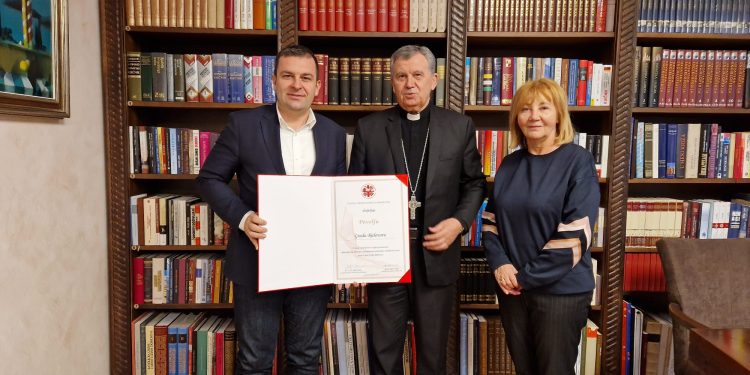 Nadbiskup Vukšić uručio gradonačelniku Hrebaku Povelju za dugogodišnju suradnju s Gradom Bjelovarom