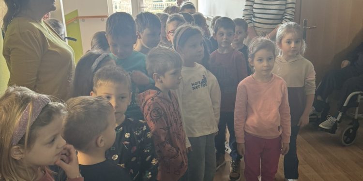 Mališani DV Bubamara obišli korisnike doma Sv Jakov