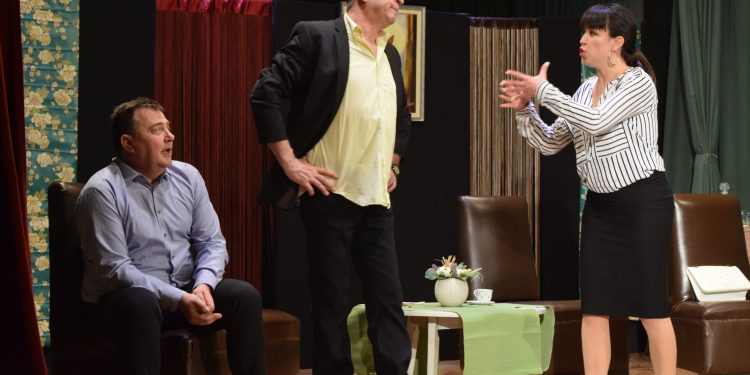 Domaćini do suza nasmijali publiku na 29. Danima hrvatskog pučkog teatra