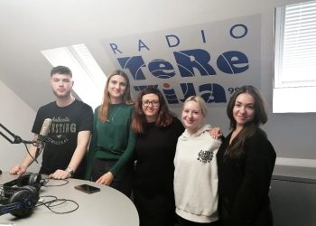 Gosti Gradskog etera Radio Terezije učenici Ekonomske i birotehničke škole Bjelovar koji su sudjelovali u projektu Euroscola
