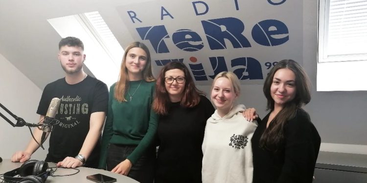 Gosti Gradskog etera Radio Terezije učenici Ekonomske i birotehničke škole Bjelovar koji su sudjelovali u projektu Euroscola