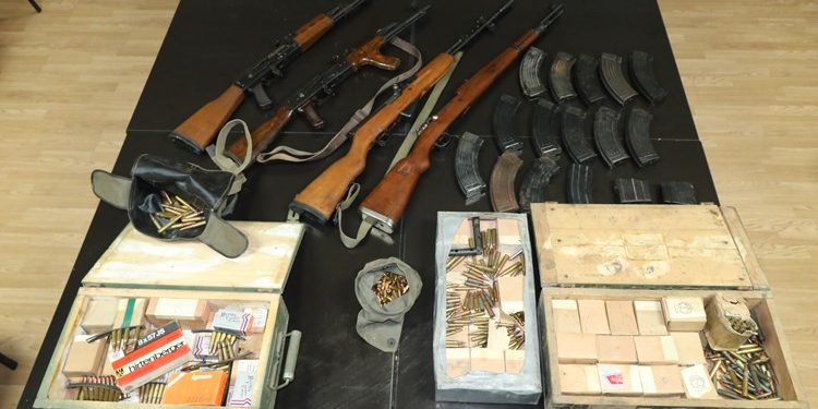 Policijskom pretragom pronađena i oduzeta veća količina oružja i streljiva