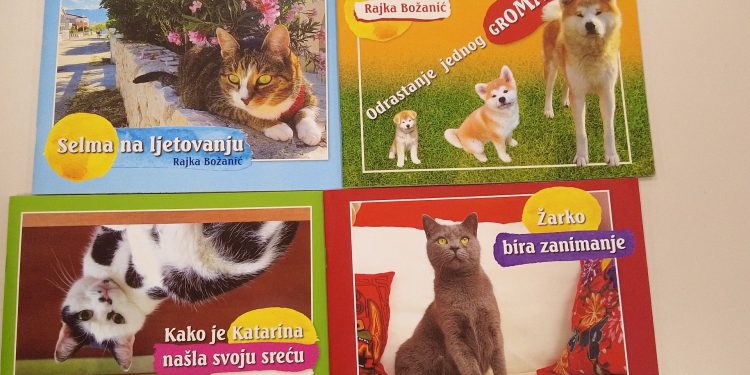 Kućni ljubimac s gošćom u knjižnici