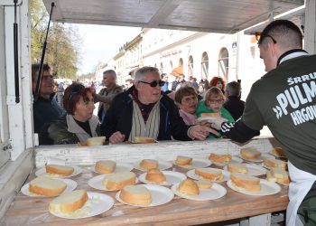 Ribice, pivo i grah salata, besplatni obrok na bjelovarskom korzu