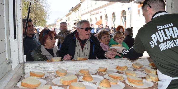 Ribice, pivo i grah salata, besplatni obrok na bjelovarskom korzu