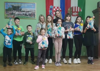 Vijeće mađarske nacionalne manjine BBŽ i ove je godine povodom Uskrsa podijelilo prigodne poklone