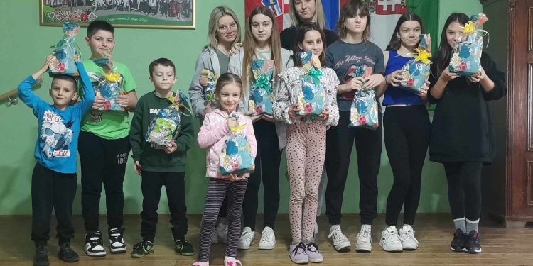 Vijeće mađarske nacionalne manjine BBŽ povodom Uskrsa podijelilo prigodne poklone