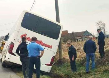 Policija ne spominje automobil koji bi bio uzrok slijetanja autobusa s đacima
