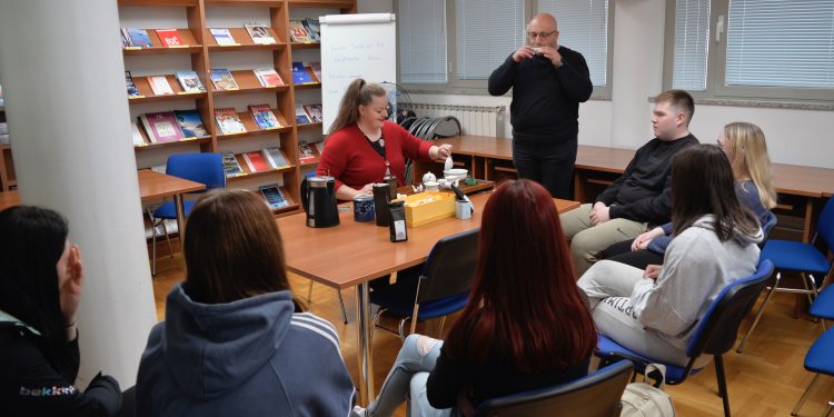 Izložba “Kina nikad ne spava”, uz pripremanje kineskog čaja, oduševila učenike TUPŠ-a