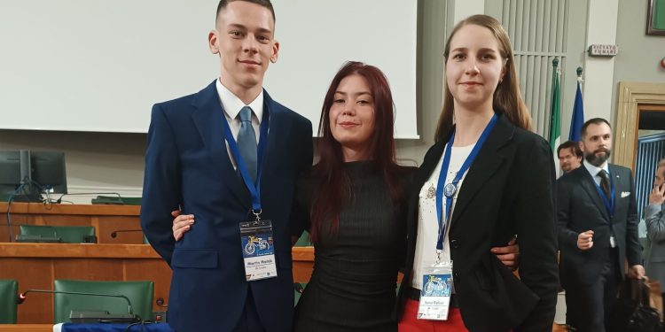 Martin i Sara iz TUPŠ-a sudionici europskog Parlamenta mladih