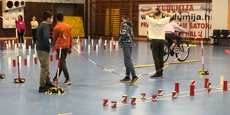 Učenici sedam škola natjecali se u poznavanju prometnih propisa i vožnji biciklom na poligonu