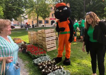 Stiglo cvijeće u bjelovarsko središte, s vrećicom prvog bjelovarskog komposta dijeli se i građanima