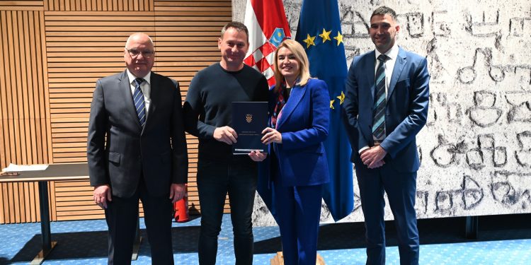 Kapela će dobiti igralište s umjetnom travom