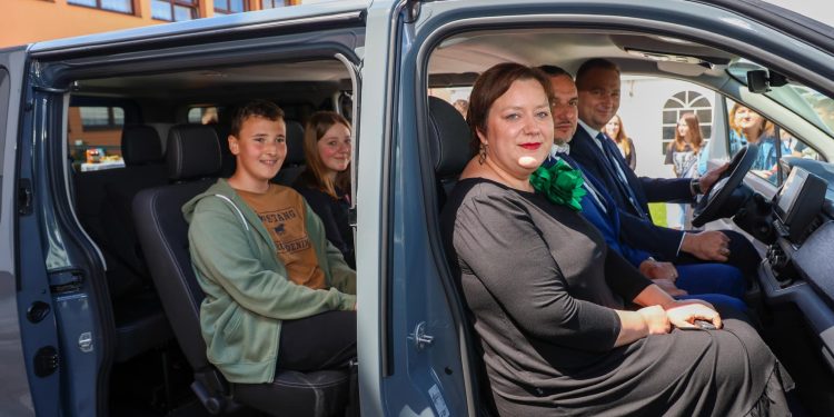 Novi kombi stigao u OŠ “Mato Lovrak” u Velikom Grđevcu