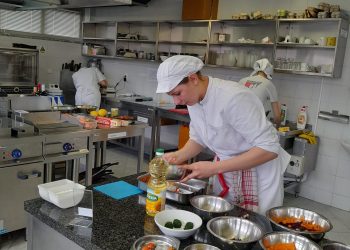 U travnja najviše otpuštala prerađivačka industrija