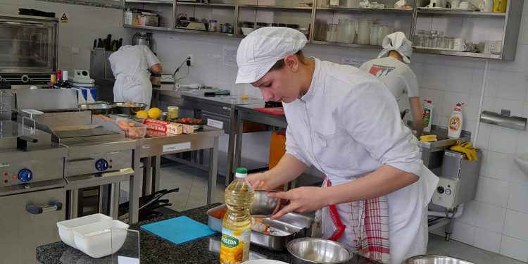 U travnja najviše otpuštala prerađivačka industrija