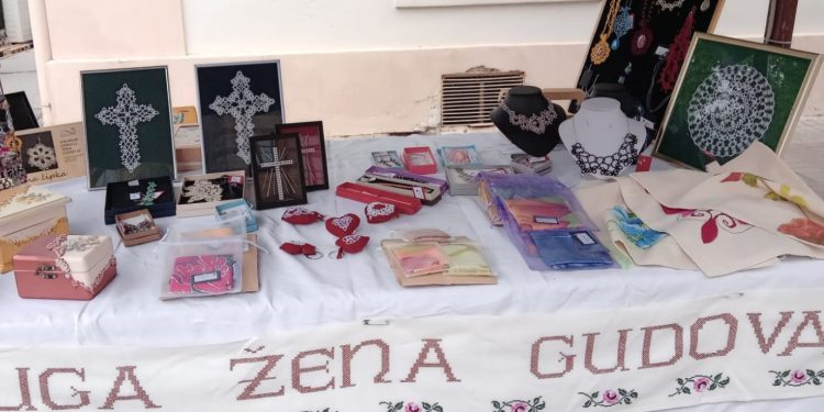 Rapsodija svile i čipke u bjelovarskoj knjižnici