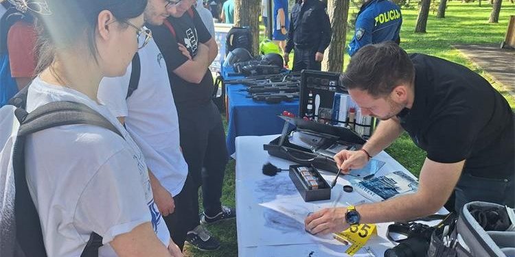 Policija se Danom otvorenih vrata predstavila srednjoškolcima