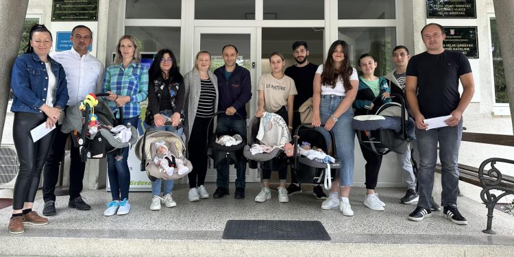 Najmlađi mještani dobili dar od Općine Veliki Grđevac