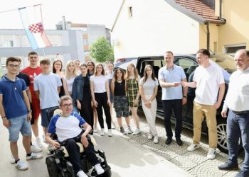 Županija i garešničkoj Srednjoj školi kupila novo kombi vozilo