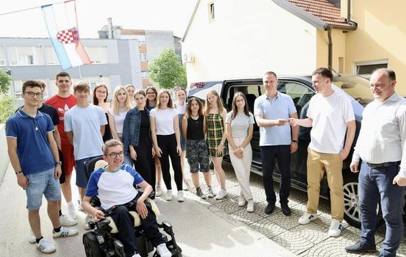 Županija i garešničkoj Srednjoj školi kupila novo kombi vozilo