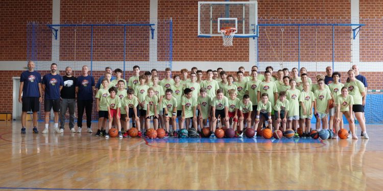 U Bjelovaru se održava košarkaški kamp HOOPS- treneri svjetskog glasa rade s mladima