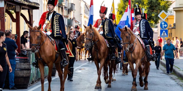 U sklopu Terezijane održava se postojavanje konjanika Husarskog ZDRUG-a