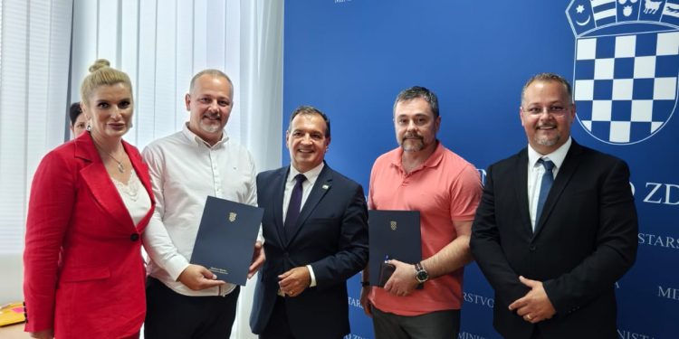 Specijalistima hitne uručene diplome i dozvole za rad