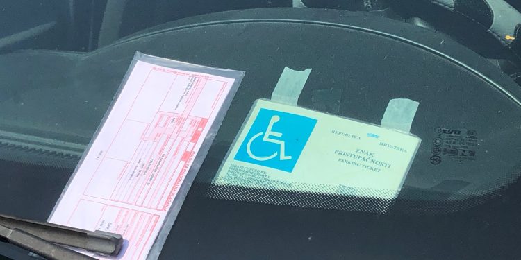 Što kažete, trebaju li osobe s invaliditetom besplatno parkirati i izvan za njih označenih mjesta?