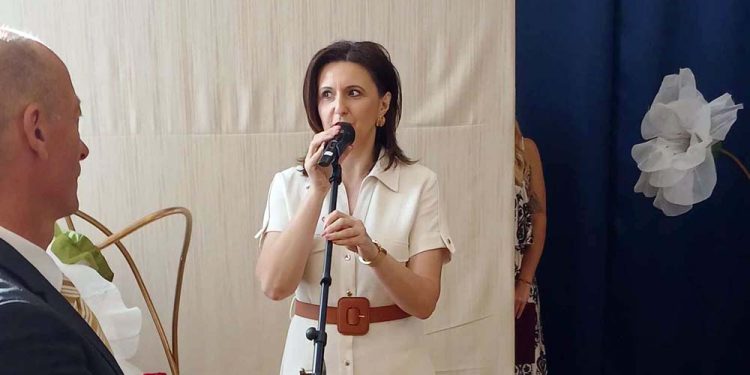 Ravnateljica grubišnopoljske osnovne škole primila priznanje Grada Sellya za dugogodišnju suradnju