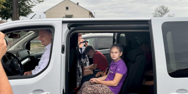 Stigao i sedmi školski kombi