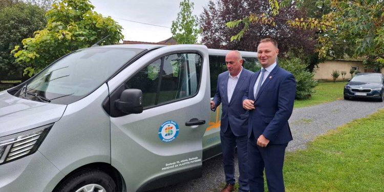 Novi školski kombi stigao i u Štefanje