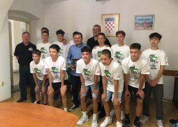 Stisak ruke i znak pažnje za sjajne košarkaške rezultate