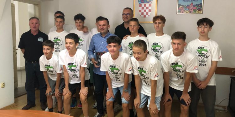 Stisak ruke i znak pažnje za sjajne košarkaške rezultate