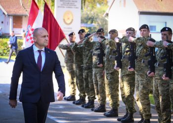 Ministar Anušić s pripadnicima Topničko-raketne pukovnije u Bjelovaru