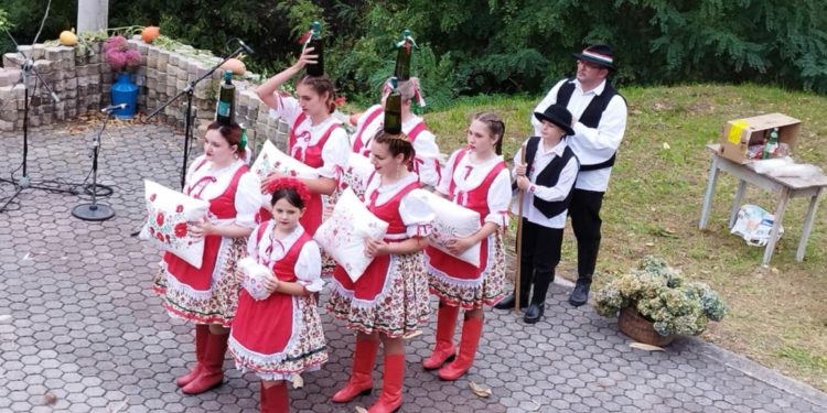 Bjelovarski Mađari nastupili na karlovačkoj Kestenijadi