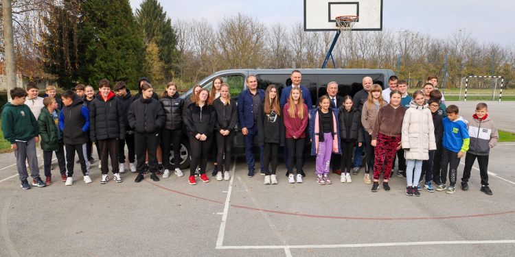 Novi kombi stigao i u OŠ Trnovitica