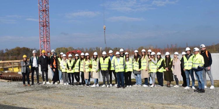 Studenti iz Osijeka potegnuli do Grubišnog Polja da obiđu gradilište Cetra za starije osobe